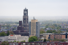 818235 Overzicht van een deel van de stad Utrecht, vanaf de Prins Clausbrug over het Amsterdam-Rijnkanaal, uit het ...